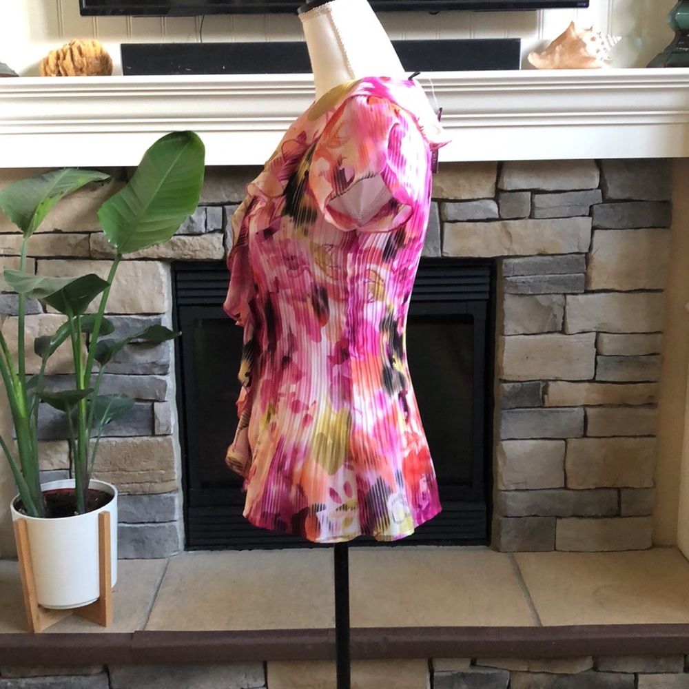 NWT East 5th crinkle floral blouse with ruffle and flutter sleeves size small - Picture 2 of 6